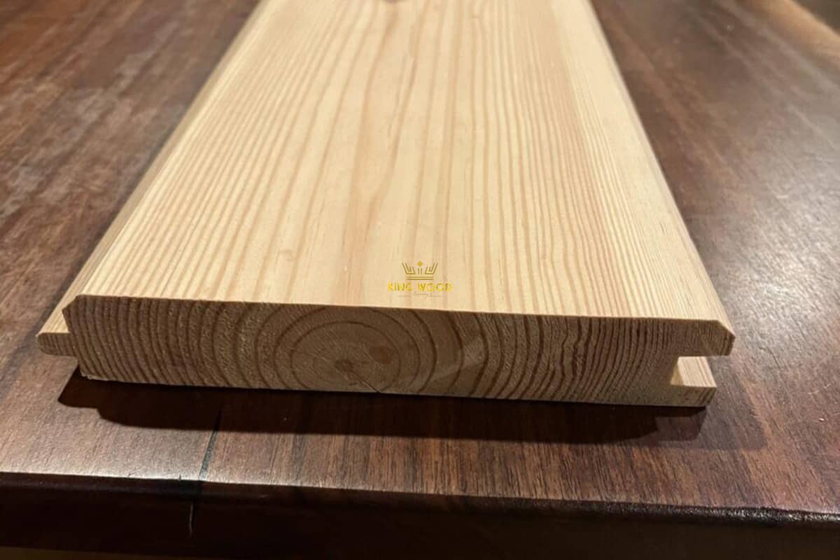 لمبه چوبی در فضای باز